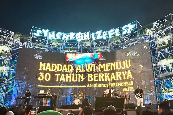 KOLABORASI PERTAMA MUSISI RELIGI HADDAD ALWI BERSAMA OPICK TOMBOATI AJAK WARGA WARGI SYNCHRONIZE FESTIVAL 2025 BERSHOLAWAT BERSAMA.
